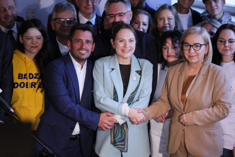 Nowa przewodnicząca Polski 2050 Katarzyna Pełczyńska-Nałęcz (C), minister klimatu i środowiska Paulina Henning-Kloska (C-P) oraz przewodniczący KP Polski 2050 Paweł Śliz (C-L), fot. PAP/Rafał Guz