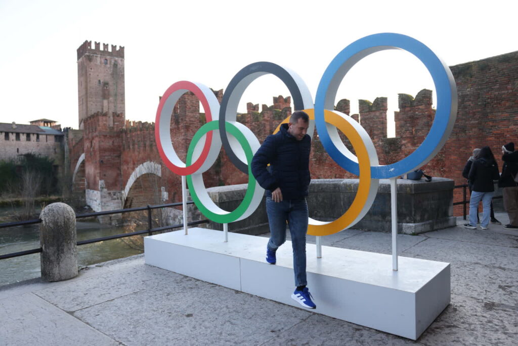 Koła olimpijskie w pobliżu mostu Castelvecchio podczas Zimowych Igrzysk Olimpijskich Mediolan-Cortina 2026 w Weronie we Włoszech. Fot. PAP/EPA/NEIL HALL