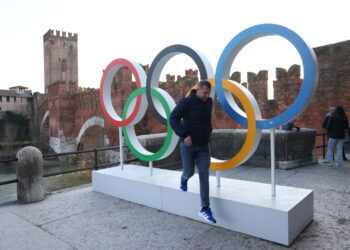 Koła olimpijskie w pobliżu mostu Castelvecchio podczas Zimowych Igrzysk Olimpijskich Mediolan-Cortina 2026 w Weronie we Włoszech. Fot. PAP/EPA/NEIL HALL