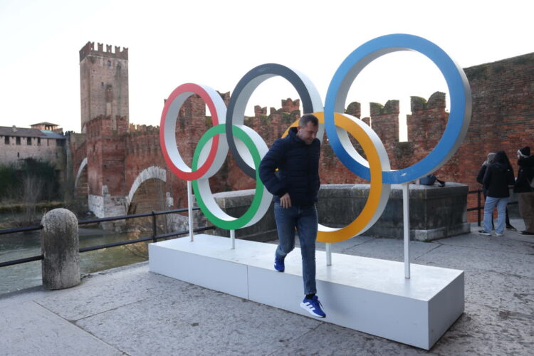 Koła olimpijskie w pobliżu mostu Castelvecchio podczas Zimowych Igrzysk Olimpijskich Mediolan-Cortina 2026 w Weronie we Włoszech. Fot. PAP/EPA/NEIL HALL