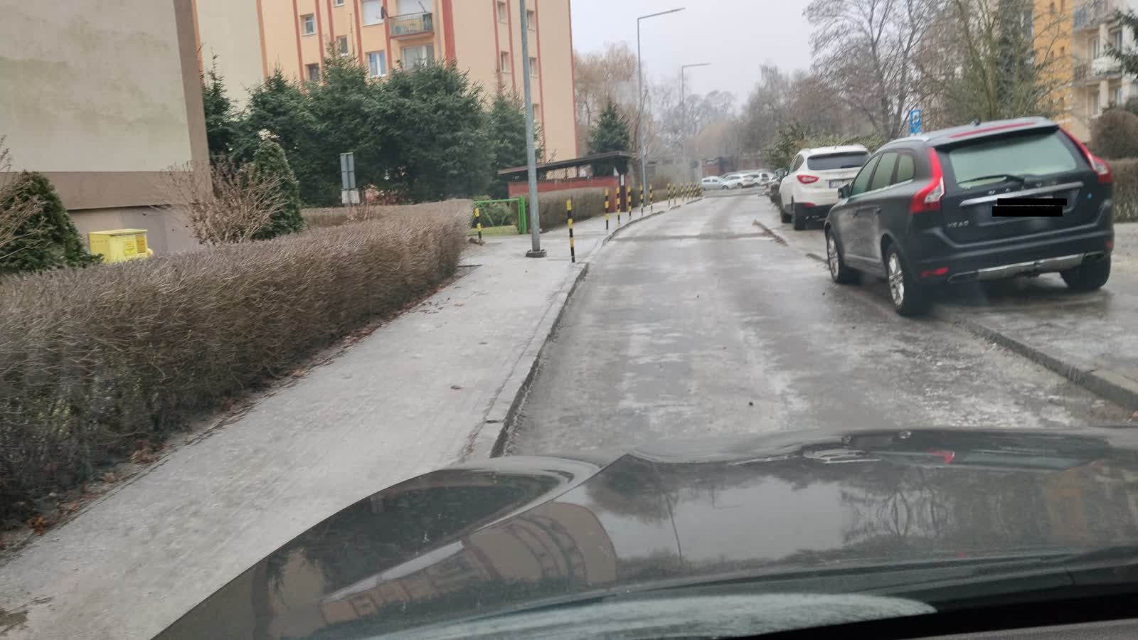 Usuń lód z szyb nim ruszysz w drogę