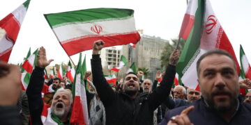 Irańczycy na ulicach Teheranu (PAP/EPA/ABEDIN TAHERKENAREH)