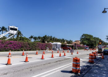 Pojazd Biura Szeryfa Hrabstwa Palm Beach patrolujący blokadę drogową w pobliżu klubu Mar-a-Lago w West Palm Beach na Florydzie. Fot. PAP/EPA/CRISTOBAL HERRERA-ULASHKEVICH
