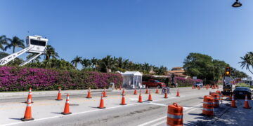 Pojazd Biura Szeryfa Hrabstwa Palm Beach patrolujący blokadę drogową w pobliżu klubu Mar-a-Lago w West Palm Beach na Florydzie. Fot. PAP/EPA/CRISTOBAL HERRERA-ULASHKEVICH