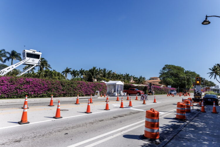 Pojazd Biura Szeryfa Hrabstwa Palm Beach patrolujący blokadę drogową w pobliżu klubu Mar-a-Lago w West Palm Beach na Florydzie. Fot. PAP/EPA/CRISTOBAL HERRERA-ULASHKEVICH