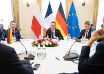 Podpisany dokument zakłada rozwijanie współpracy w zakresie poprawy transgranicznej sieci kolejowej łączącej Polskę z Niemcami i Francją. Fot. X/Dariusz Klimczak