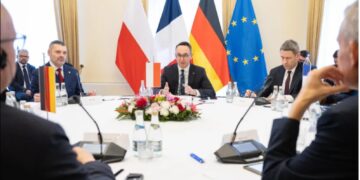 Podpisany dokument zakłada rozwijanie współpracy w zakresie poprawy transgranicznej sieci kolejowej łączącej Polskę z Niemcami i Francją. Fot. X/Dariusz Klimczak