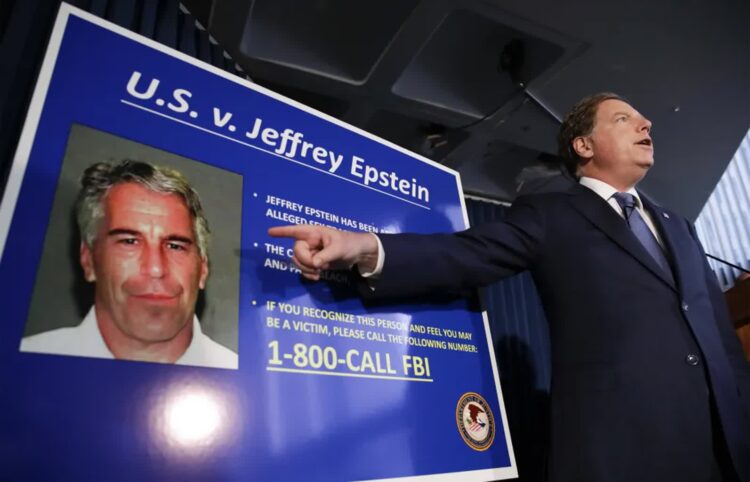 Plakat przedstawiający Jeffrey'a Epsteina na konferencji dot. jego zatrzymania. Zdj. Ilustracyjne. Fot. PAP/EPA/JASON SZENES