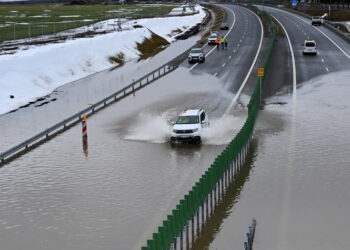 KARWICE ROZTOPY ZALANA TRASA S6. Fot. PAP/Piotr Kowala