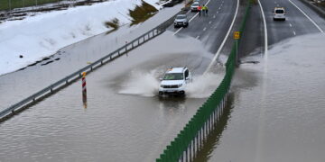 KARWICE ROZTOPY ZALANA TRASA S6. Fot. PAP/Piotr Kowala