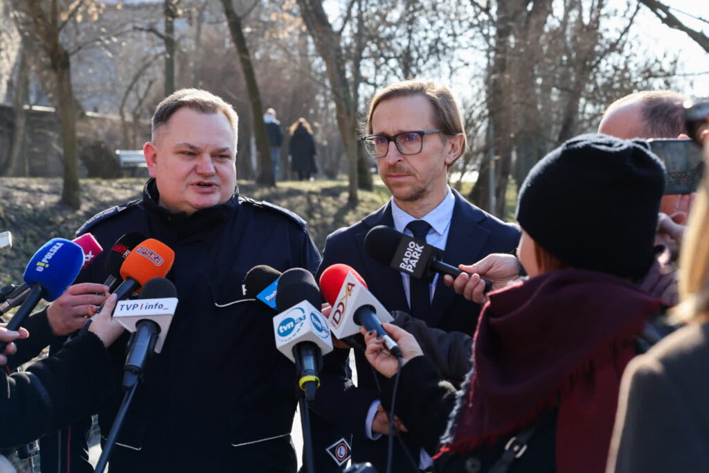 Rzecznik opolskiej policji Piotr Chwastowski oraz rzecznik opolskiej prokuratury Stanisław Bar na konferencji ws. podwójnych morderstw (PAP/Krzysztof Świderski)