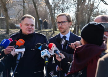 Rzecznik opolskiej policji Piotr Chwastowski oraz rzecznik opolskiej prokuratury Stanisław Bar na konferencji ws. podwójnych morderstw (PAP/Krzysztof Świderski)