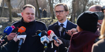 Rzecznik opolskiej policji Piotr Chwastowski oraz rzecznik opolskiej prokuratury Stanisław Bar na konferencji ws. podwójnych morderstw (PAP/Krzysztof Świderski)