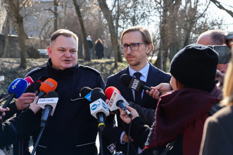 Rzecznik opolskiej policji Piotr Chwastowski oraz rzecznik opolskiej prokuratury Stanisław Bar na konferencji ws. podwójnych morderstw (PAP/Krzysztof Świderski)