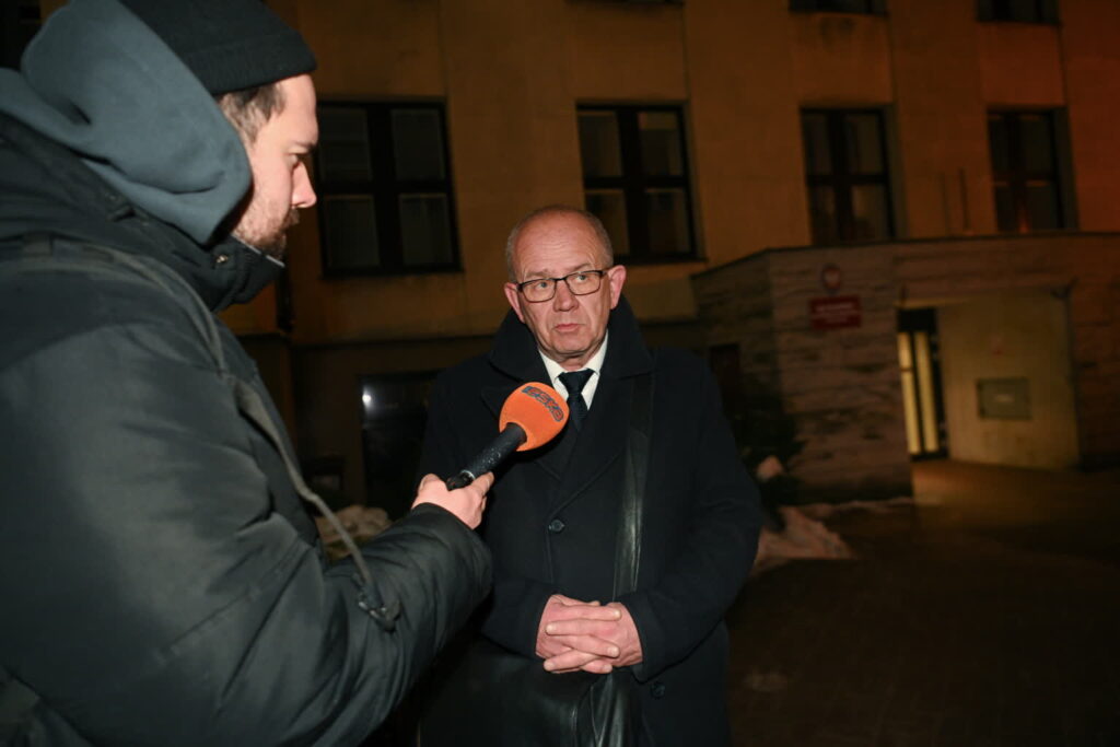 Prokurator Piotr Woźniak przed budynkiem Sądu Rejonowego dla Warszawy-Mokotowa, który wydał decyzję o aresztowaniu Zbigniewa Ziobry (PAP/Marcin Obara)