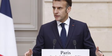 Na zdjęciu francuski prezydent Emmanuel Macron (PAP/EPA/YOAN VALAT / POOL)