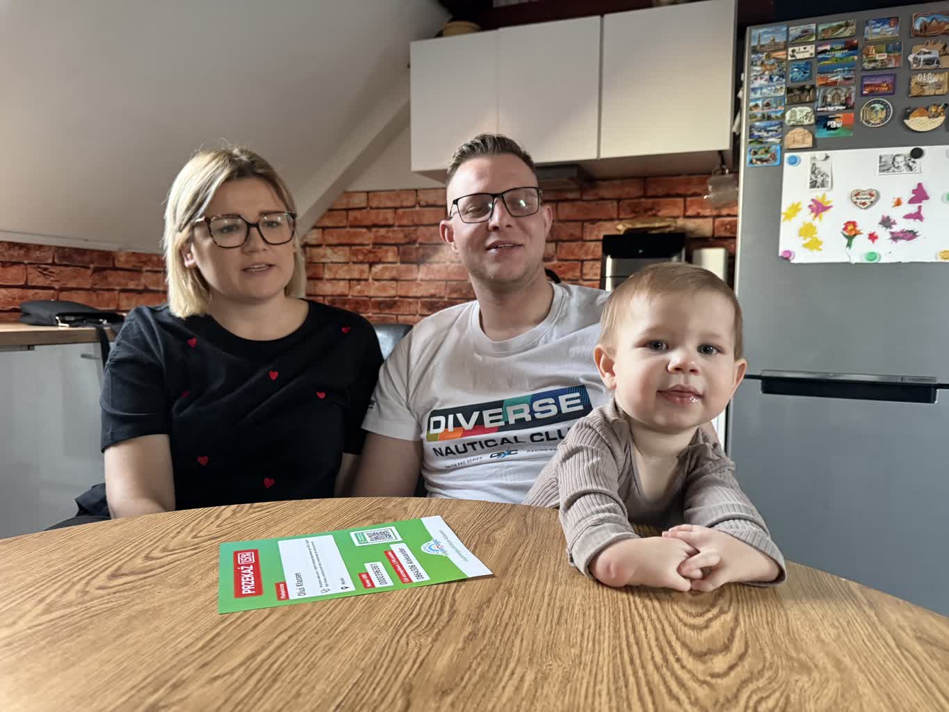 Małe rączki Olusia potrzebują pomocy