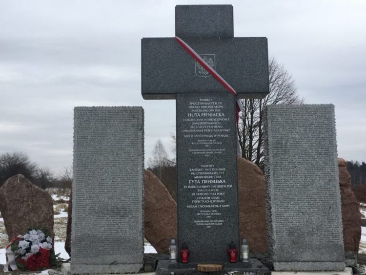 Pomnik Huta Pieniacka