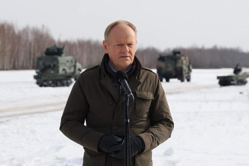 remier Donald Tusk na terenie poligonu Wojskowego Instytutu Technicznego Uzbrojenia w Zielonce (PAP/Paweł Supernak)