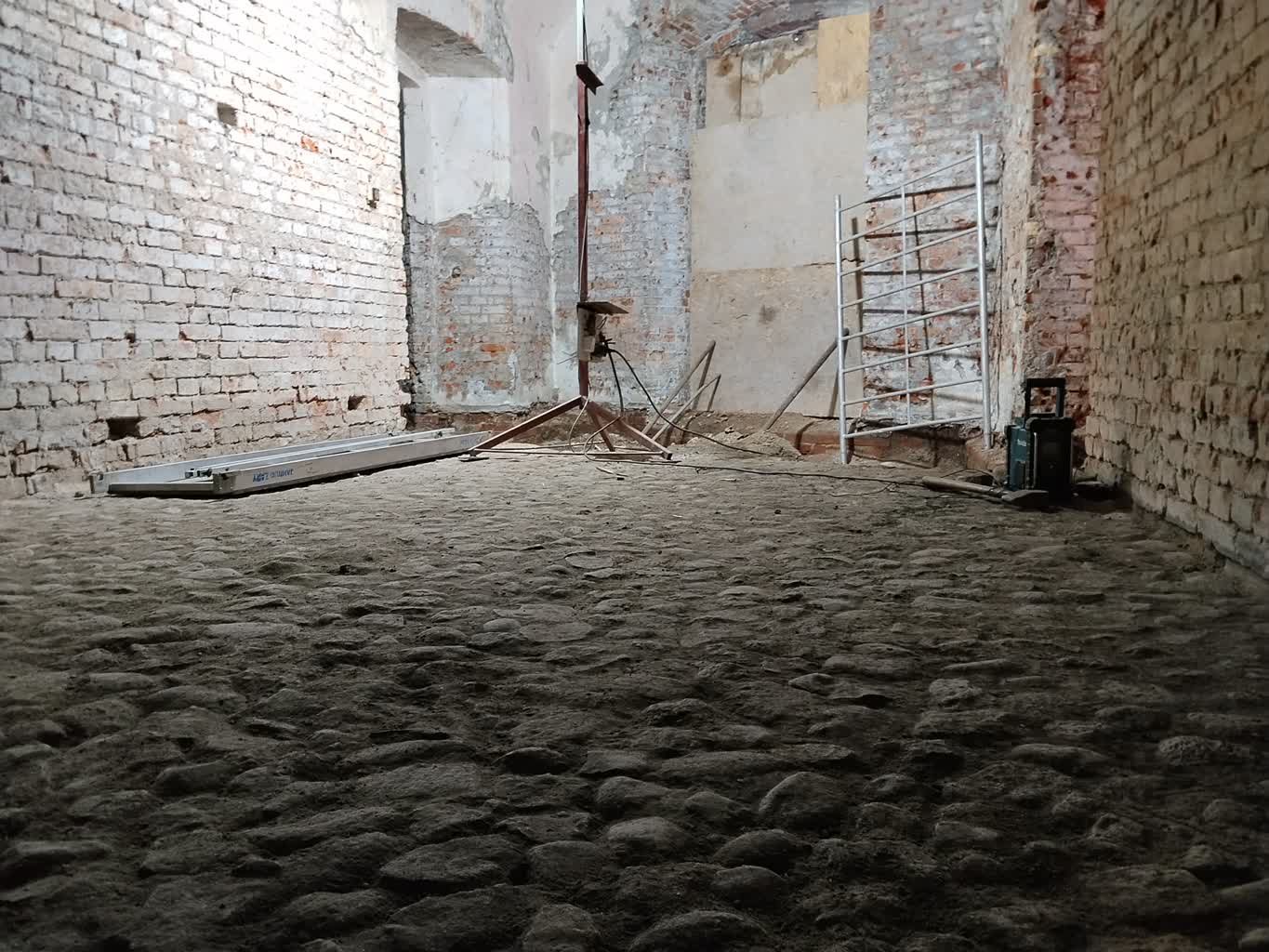 Prace archeologów przy żagańskiej oranżerii