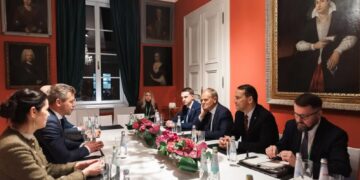 Premier Donald Tusk (3P), wicepremier, minister spraw zagranicznych Radosław Sikorski (2P), rzecznik rządu Adam Szłapka (4P) i lider węgierskiej opozycyjnej TISZY Peter Magyar (2L) podczas spotkania w Monachium. Fot. PAP/KPRM HANDOUT