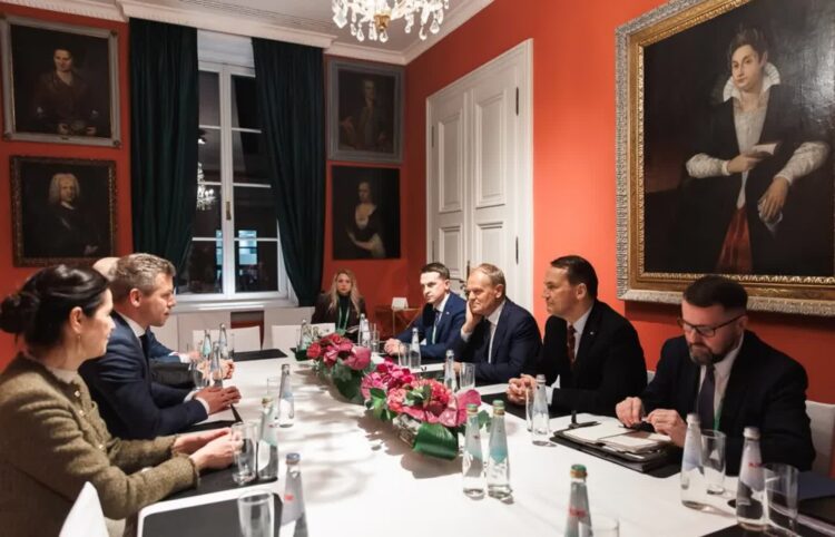 Premier Donald Tusk (3P), wicepremier, minister spraw zagranicznych Radosław Sikorski (2P), rzecznik rządu Adam Szłapka (4P) i lider węgierskiej opozycyjnej TISZY Peter Magyar (2L) podczas spotkania w Monachium. Fot. PAP/KPRM HANDOUT