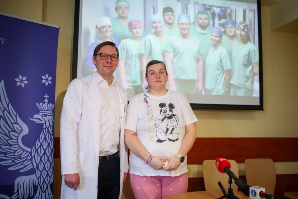 Kierownik Kliniki Chirurgii Ogólnej WUM prof. Michał Grąt i operowana pani Małgorzata (PAP/Leszek Szymański)