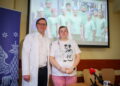 Kierownik Kliniki Chirurgii Ogólnej WUM prof. Michał Grąt i operowana pani Małgorzata (PAP/Leszek Szymański)