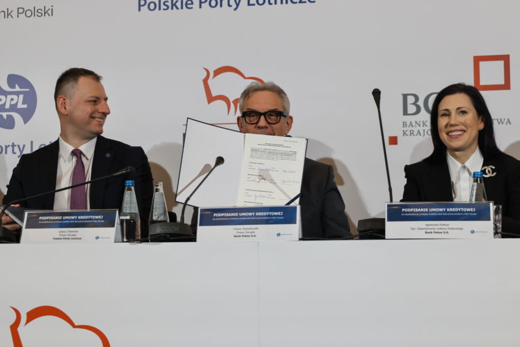 Prezes PPL Łukasz Chaberski (L), prezes PKO S.A. Cezary Stypułkowski (C) oraz dyrektorka Departamentu Sektora Publicznego PKO S.A. Agnieszka Pietkun (P) podczas podpisania umowy. Fot. PAP/Albert Zawada