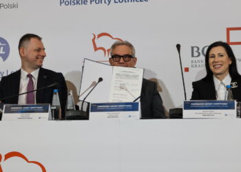 Prezes PPL Łukasz Chaberski (L), prezes PKO S.A. Cezary Stypułkowski (C) oraz dyrektorka Departamentu Sektora Publicznego PKO S.A. Agnieszka Pietkun (P) podczas podpisania umowy. Fot. PAP/Albert Zawada