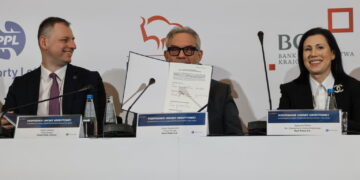 Prezes PPL Łukasz Chaberski (L), prezes PKO S.A. Cezary Stypułkowski (C) oraz dyrektorka Departamentu Sektora Publicznego PKO S.A. Agnieszka Pietkun (P) podczas podpisania umowy. Fot. PAP/Albert Zawada