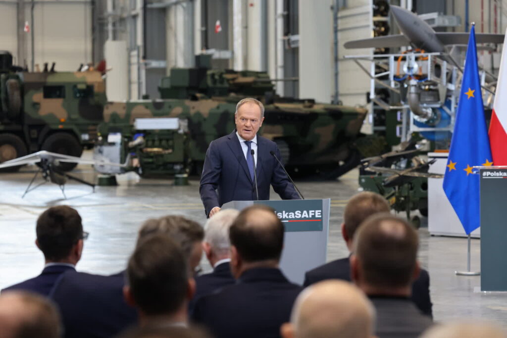 Premier Donald Tusk podczas konferencji w siedzibie firmy PIT-RADWAR w Kobyłce (PAP/Albert Zawada)