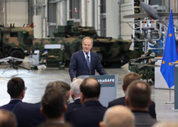 Premier Donald Tusk podczas konferencji w siedzibie firmy PIT-RADWAR w Kobyłce (PAP/Albert Zawada)