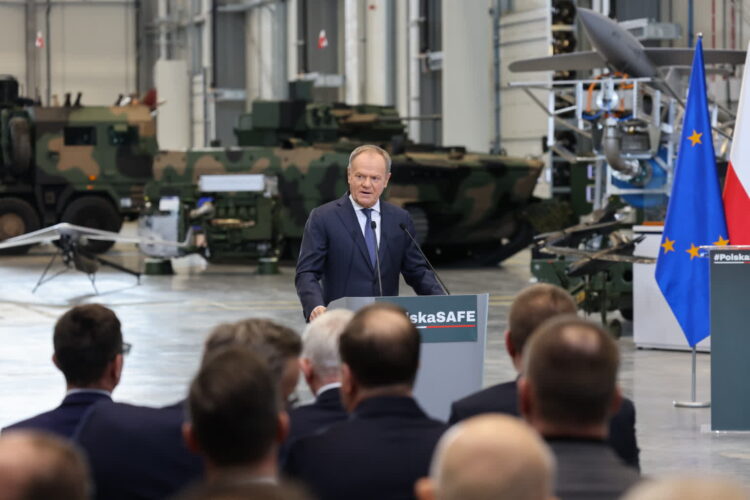 Premier Donald Tusk podczas konferencji w siedzibie firmy PIT-RADWAR w Kobyłce (PAP/Albert Zawada)