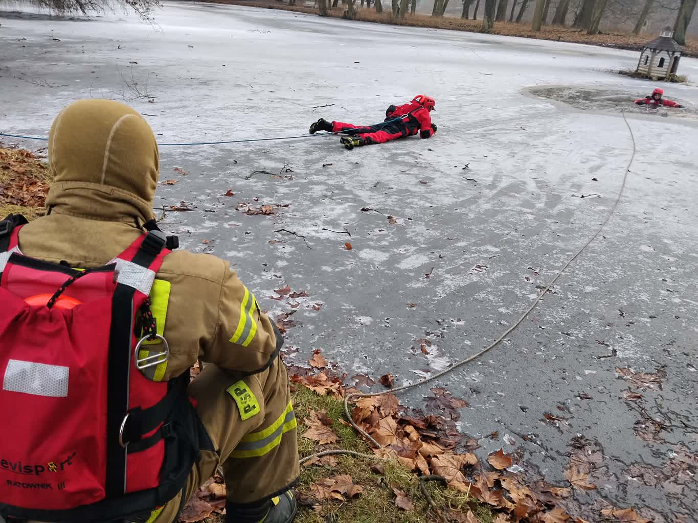 Prewencyjny pokaz strażaków przed feriami dzieci