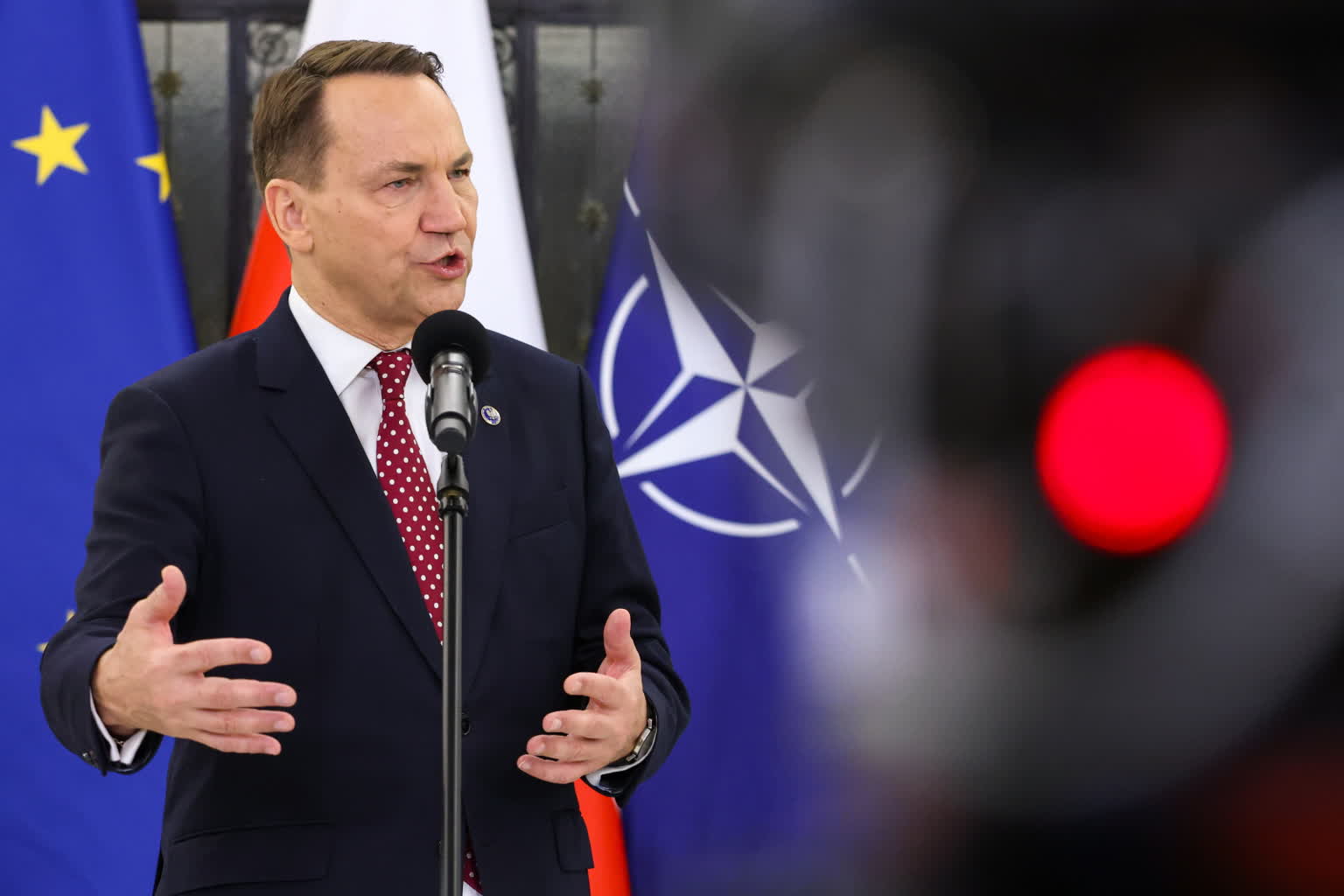 Exposé Sikorskiego i bezpieczeństwo – polityczne komentarze