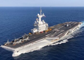 Charles de Gaulle (R 91) - współczesny francuski lotniskowiec o napędzie atomowym. Fot. Wikipedia