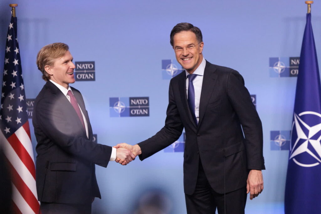 Mark Rutte (z prawej) na zdjęciu z amerykańskim sekretarzem obrony Elbridgem Colbym (PAP/EPA/OLIVIER MATTHYS)