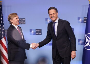 Mark Rutte (z prawej) na zdjęciu z amerykańskim sekretarzem obrony Elbridgem Colbym (PAP/EPA/OLIVIER MATTHYS)