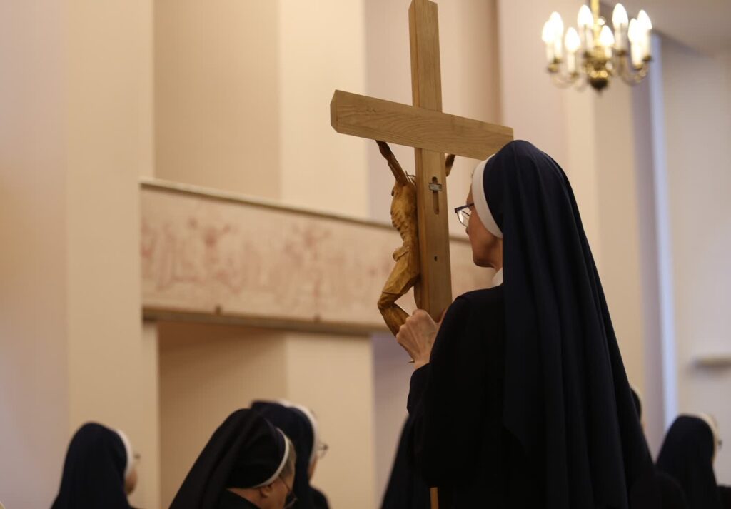 Nabożeństwo Drogi Krzyżowej, podczas którego modlono się za osoby skrzywdzone. Fot. Konferencja Episkopatu Polski/FB