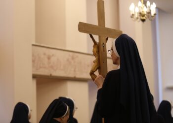 Nabożeństwo Drogi Krzyżowej, podczas którego modlono się za osoby skrzywdzone. Fot. Konferencja Episkopatu Polski/FB