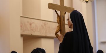 Nabożeństwo Drogi Krzyżowej, podczas którego modlono się za osoby skrzywdzone. Fot. Konferencja Episkopatu Polski/FB