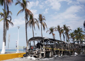 Spalone pojazdy na promenadzie w Puerto Vallarta w Meksyku. PAP/EPA/Arturo Montero