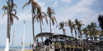 Spalone pojazdy na promenadzie w Puerto Vallarta w Meksyku. PAP/EPA/Arturo Montero