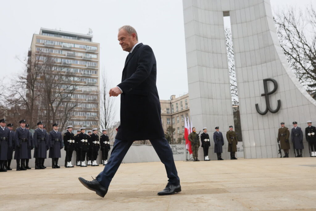 Premier Donald Tusk na uroczystym apelu przed Pomnikiem Polskiego Państwa Podziemnego i AK w Warszawie (PAP/Leszek Szymański)