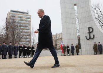Premier Donald Tusk na uroczystym apelu przed Pomnikiem Polskiego Państwa Podziemnego i AK w Warszawie (PAP/Leszek Szymański)