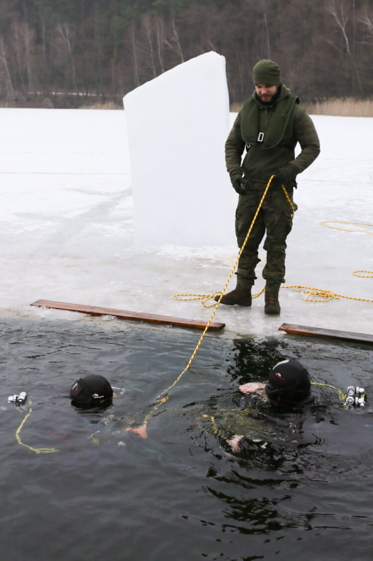 Wêdrzyn, 10.02.2026. Æwiczenia podlodowe nurków z siedmiu pododdzia³ów wojsk in¿ynieryjnych na poligonie 17. Wielkopolskiej Brygady Zmechanizowanej w Wêdrzynie, 10 bm. (ad) PAP/Lech Muszyñski