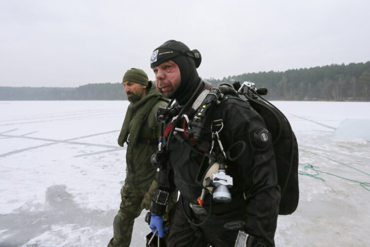 Wêdrzyn, 10.02.2026. Æwiczenia podlodowe nurków z siedmiu pododdzia³ów wojsk in¿ynieryjnych na poligonie 17. Wielkopolskiej Brygady Zmechanizowanej w Wêdrzynie, 10 bm. (ad) PAP/Lech Muszyñski