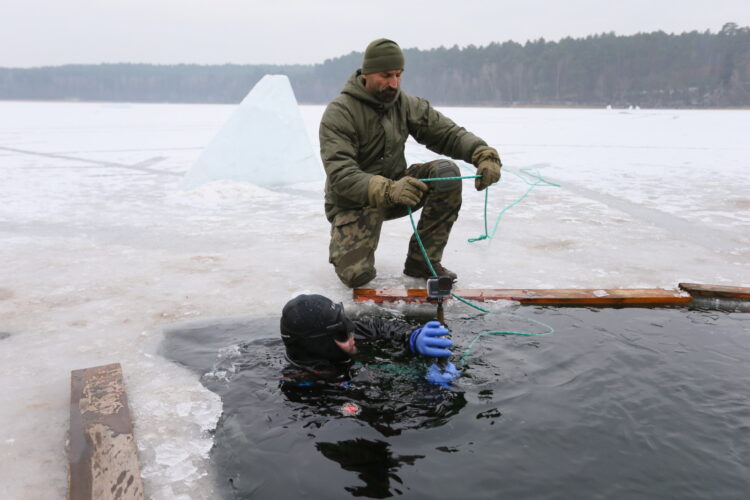 Wêdrzyn, 10.02.2026. Æwiczenia podlodowe nurków z siedmiu pododdzia³ów wojsk in¿ynieryjnych na poligonie 17. Wielkopolskiej Brygady Zmechanizowanej w Wêdrzynie, 10 bm. (ad) PAP/Lech Muszyñski