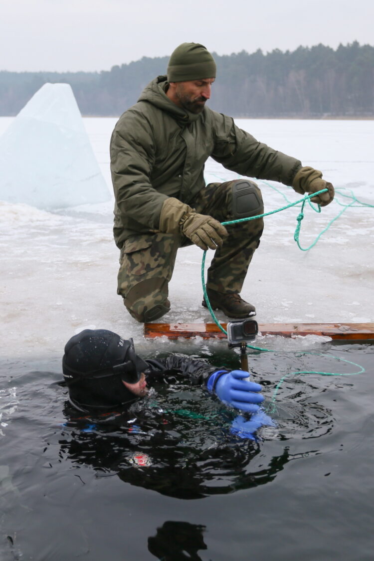 Wêdrzyn, 10.02.2026. Æwiczenia podlodowe nurków z siedmiu pododdzia³ów wojsk in¿ynieryjnych na poligonie 17. Wielkopolskiej Brygady Zmechanizowanej w Wêdrzynie, 10 bm. (ad) PAP/Lech Muszyñski